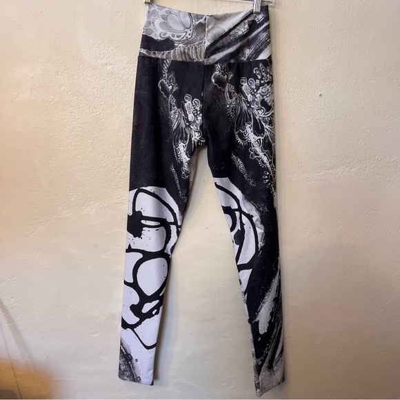 LEGGINGS Bundle of Two Pair. Size M. Ankle Length. Abstract, Unique. Compression - Picture 6 of 10